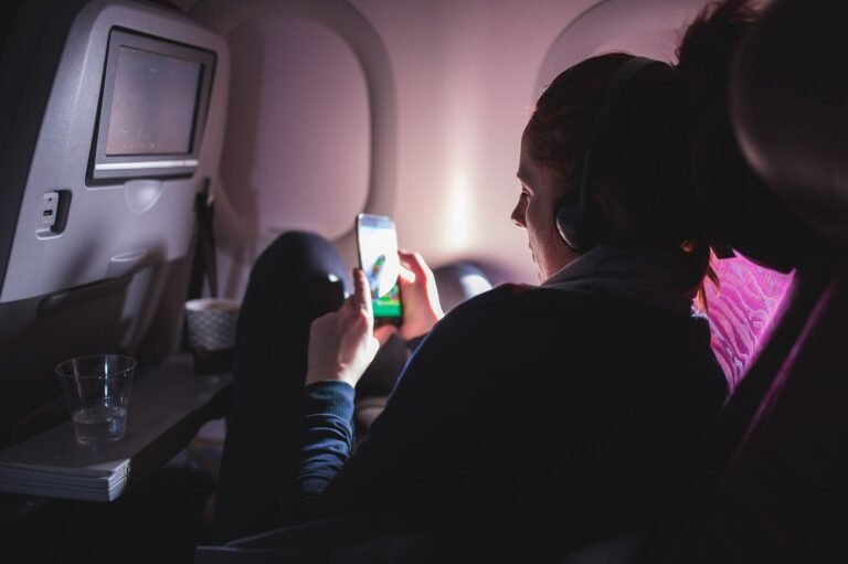 Instagram Hack to Improve In-flight Entertainment Has Commenters Divided